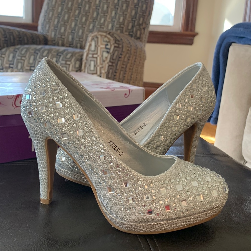NIB Silver Studded TOP Moda Heels